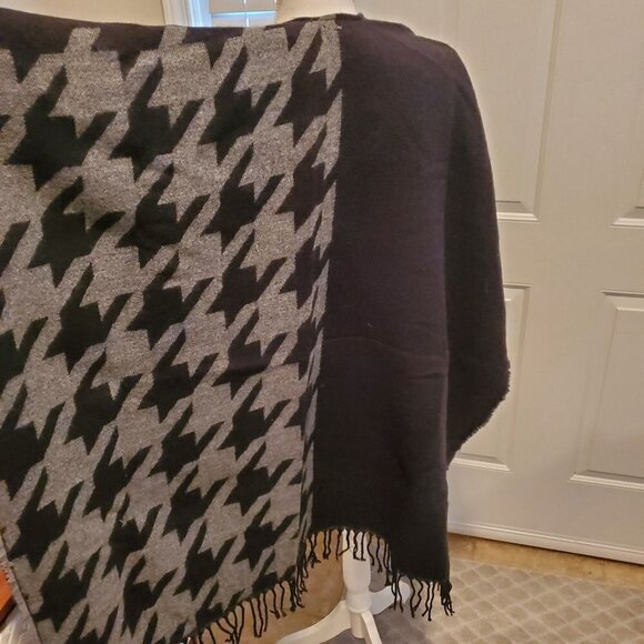 Steve Madden OSFM Houndstooth Gray Black Poncho Wrap‎ 100% acrylic Tassel Fringe - Picture 8 of 10